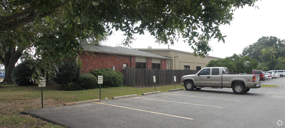 More Photos Of 1101 Eraste Landry Rd, Lafayette Flex For Lease