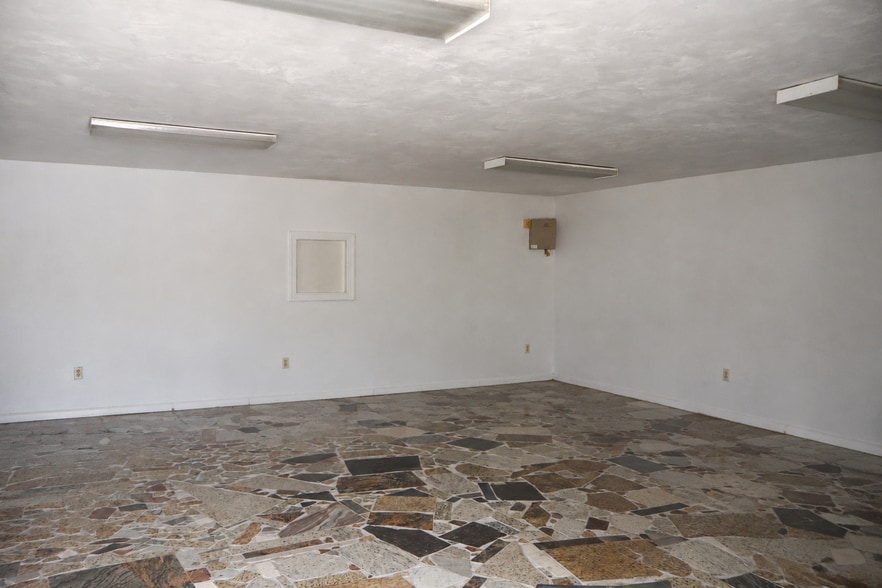More Photos Of 553 Capital Cir SW, Tallahassee Warehouse For Lease