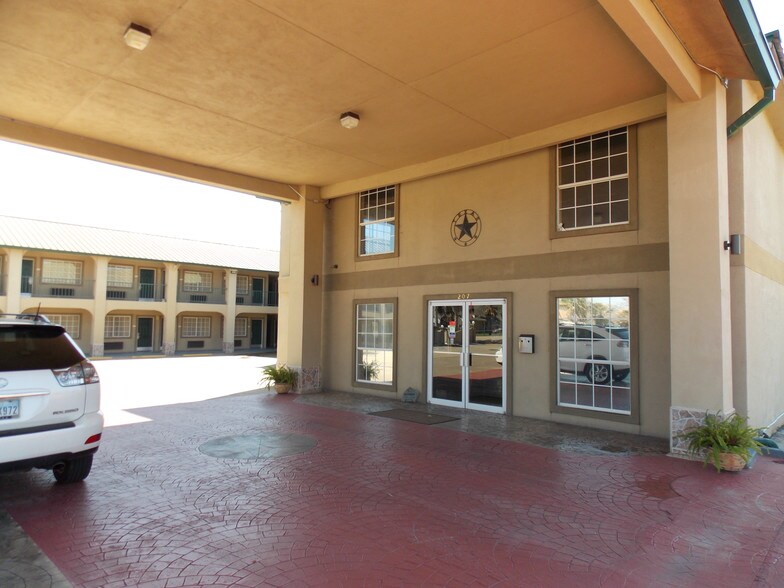 More Photos Of 207 US Highway 77 S, Hallettsville Hotel For Sale