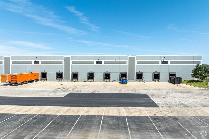 More Photos Of 4101 Olympic Blvd, Joliet Distribution For Lease