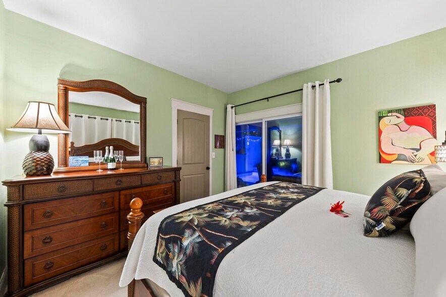 More Photos Of 941 Virginia Dr, Sarasota Specialty For Sale