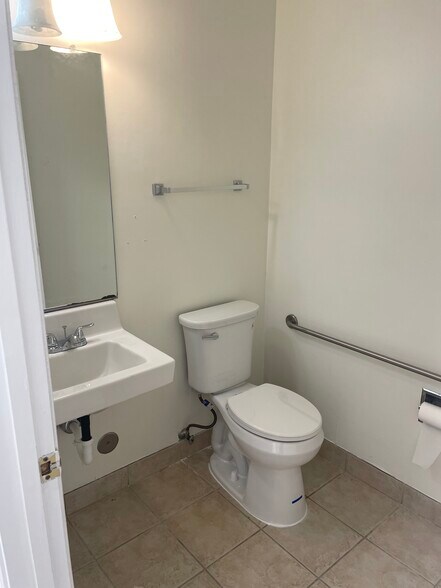More Photos Of 1344-1346 Ashley Sq, Winston-Salem Office Residential For Lease