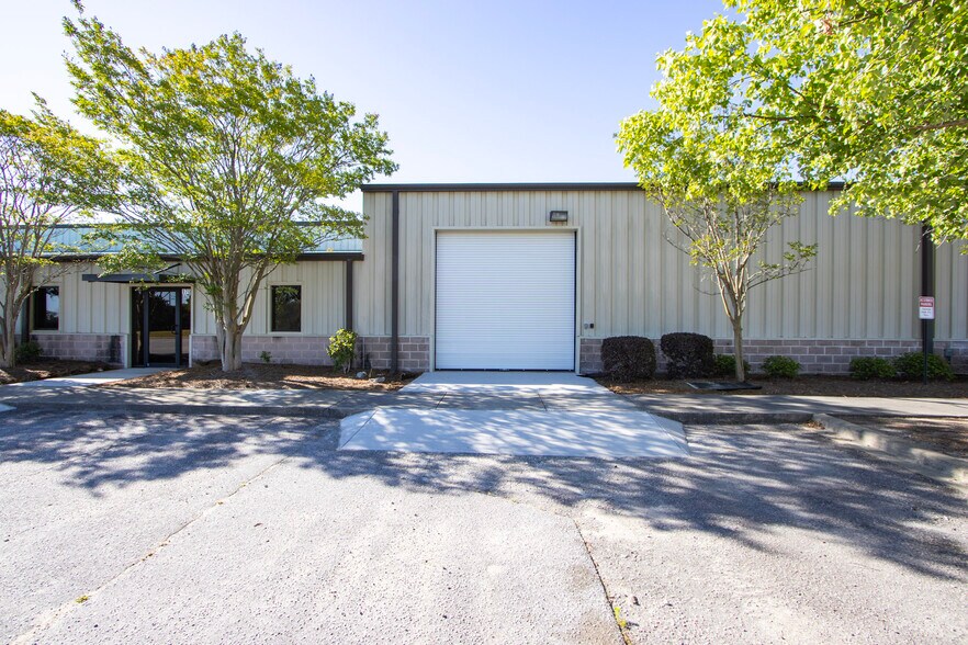 More Photos Of 170 Pontiac Business Center Dr, Elgin Warehouse For Lease