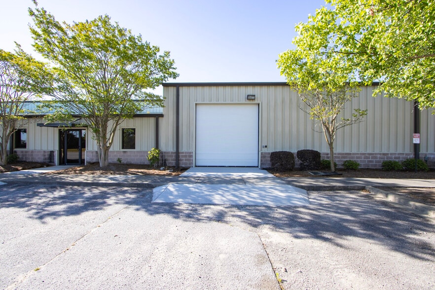 More Photos Of 170 Pontiac Business Center Dr, Elgin Warehouse For Lease
