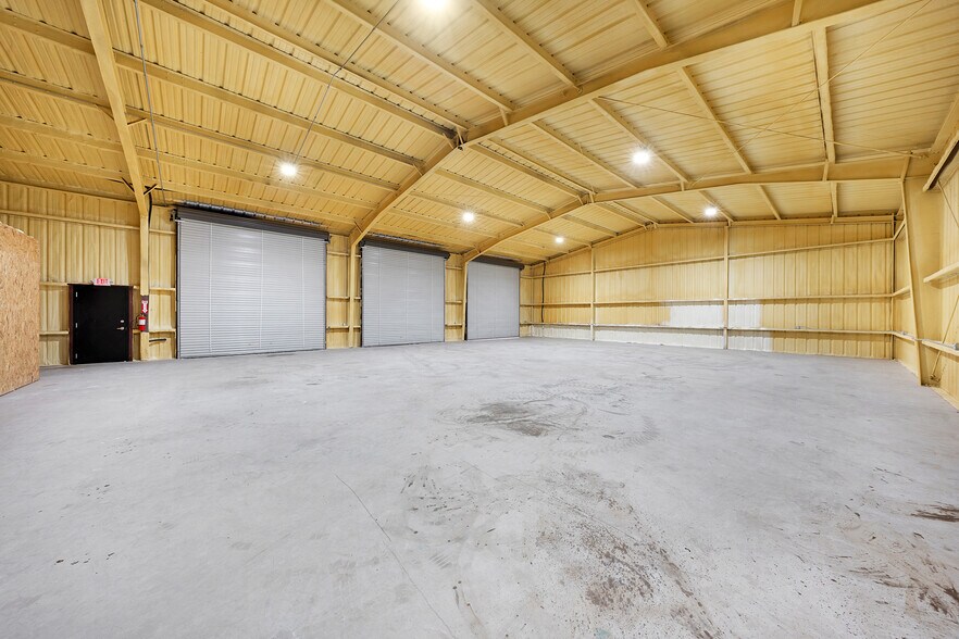 More Photos Of 1240 Blackland Trl, Lavon Warehouse For Lease
