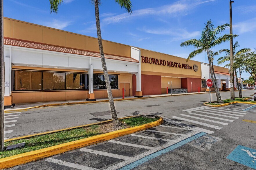 More Photos Of 8030-8384 N Pines Blvd, Pembroke Pines General Retail For Lease