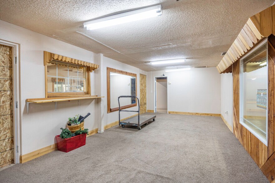 More Photos Of 655 W Cottonwood Ln, Casa Grande Showroom For Sale
