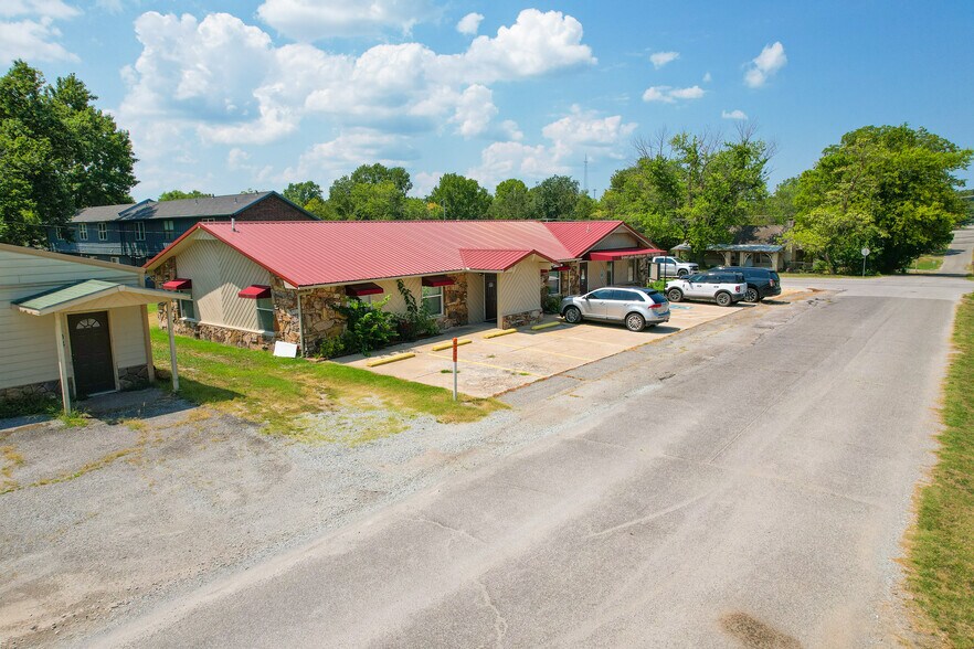 More Photos Of 601 S Broadway St, Grove Medical For Sale