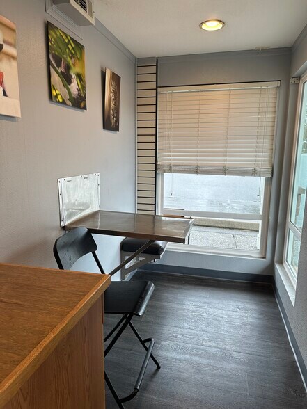 More Photos Of 13018 Newcastle Way, Newcastle Veterinarian Kennel For Sale