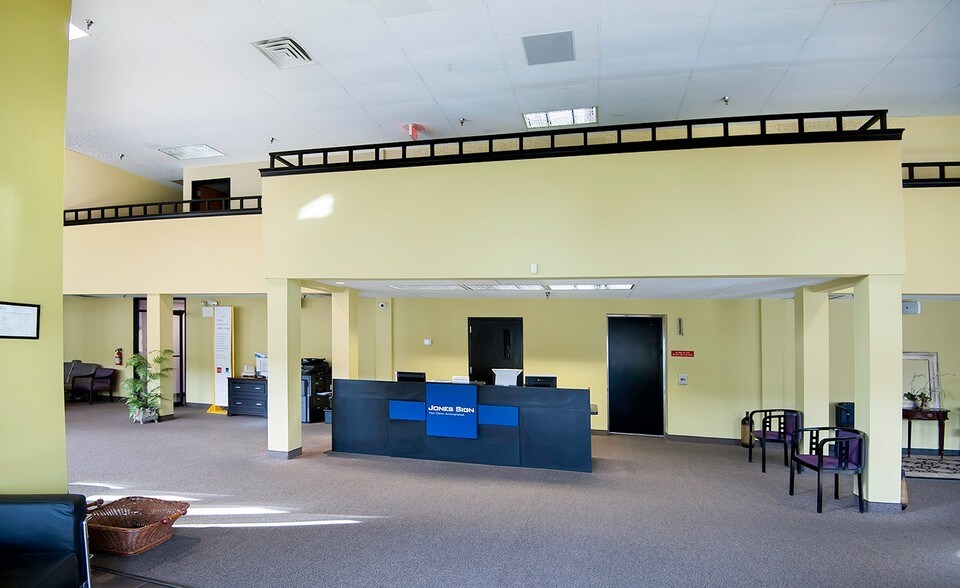 More Photos Of 400 Mack Dr, Croydon Flex For Lease