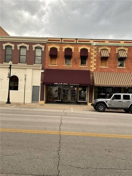 Primary Photo Of 108 E Main St, Chanute General Retail For Sale