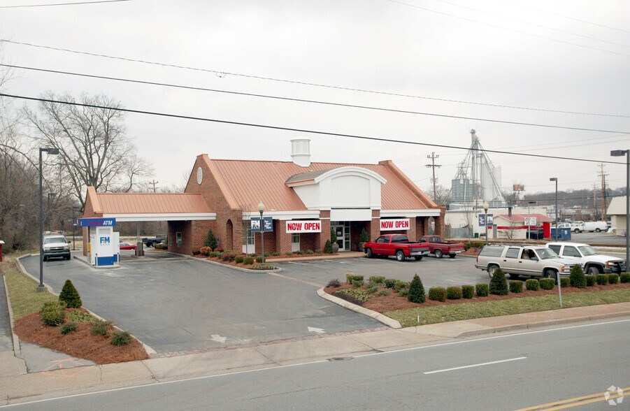 More Photos Of 225 W Main St, Lebanon Bank For Sale