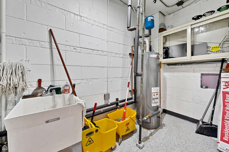 More Photos Of 837 Mannheim Rd, Bellwood Showroom For Sale