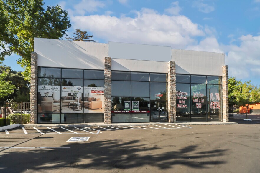 More Photos Of 73 W Court St, Woodland Freestanding For Sale