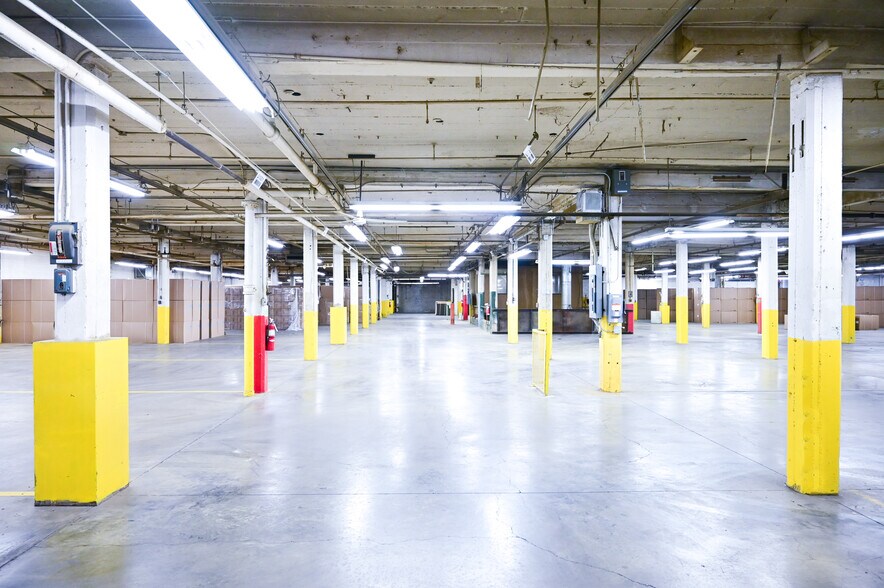 More Photos Of 202 Spaulding St, Dowagiac Distribution For Lease