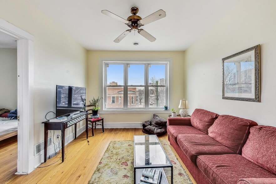 More Photos Of 3814 N Clark St, Chicago Storefront Retail Residential For Sale