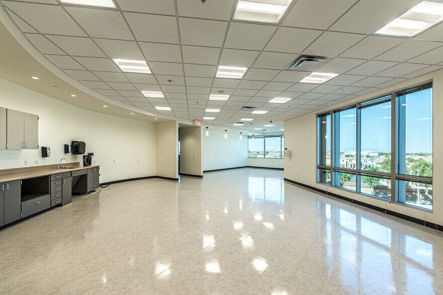 More Photos Of 8990 W Glendale Ave, Glendale Office For Sale