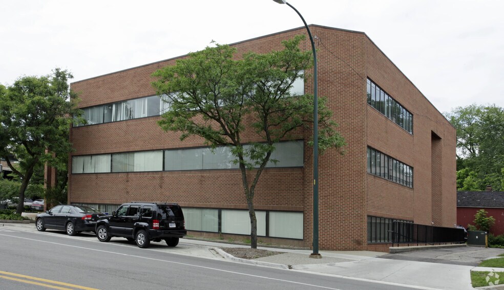 More Photos Of 400 W Maple Rd, Birmingham Office For Lease