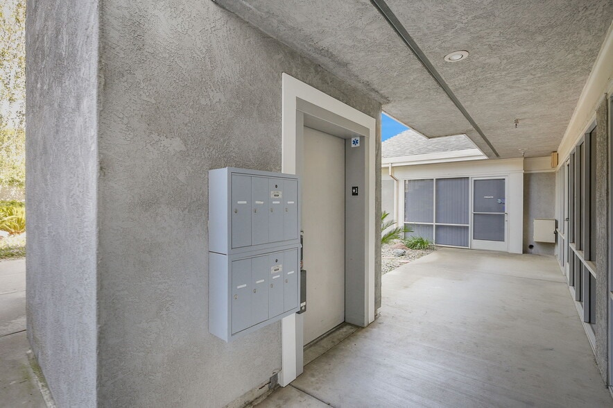 More Photos Of 250 W Main St, Woodland Office For Lease