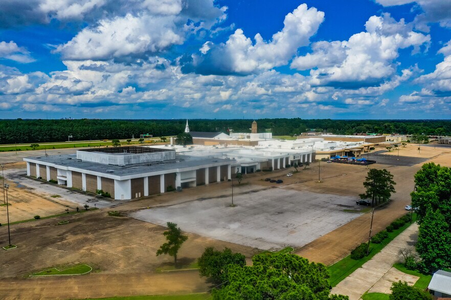 More Photos Of 8942 Jewella Ave, Shreveport General Retail For Sale