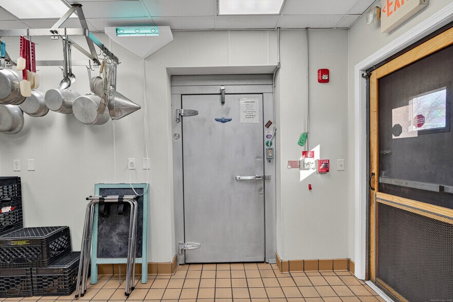 More Photos Of 742 Amity Rd, Bethany Freestanding For Sale