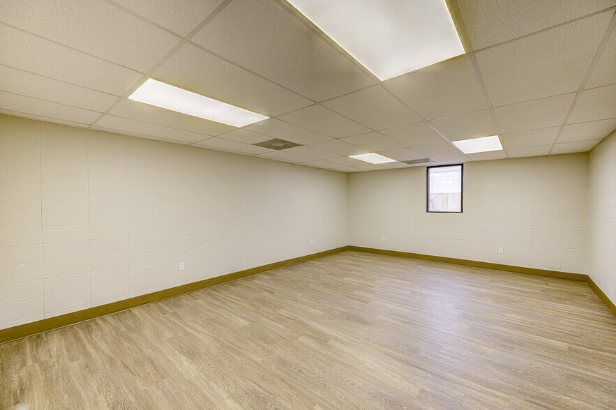 More Photos Of 6889 Paxton Rd, Vicksburg Office For Sale