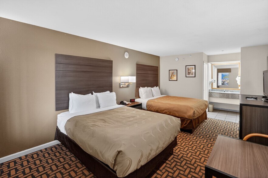 More Photos Of 1835 W Highway 76, Branson Hotel For Sale