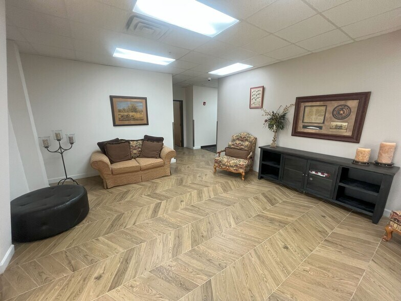 More Photos Of 1608 Royston Ln, Pflugerville Office For Sale