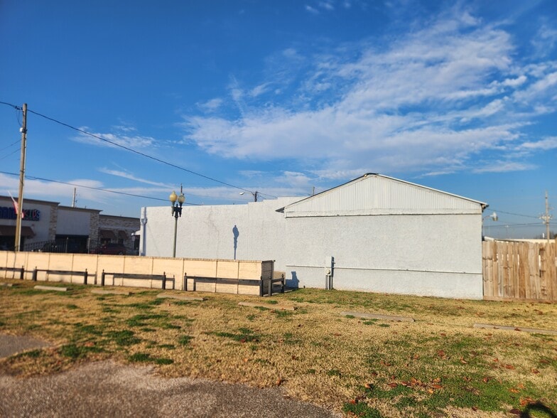 More Photos Of 101 E Main St, Humble Office For Sale