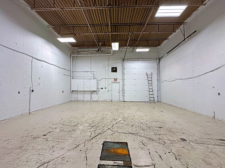 More Photos Of 8127 Fraser Av, Fort McMurray Service For Lease