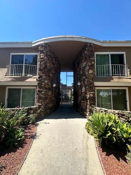 More Photos Of 7503 Hazeltine Ave, Van Nuys Apartments For Sale