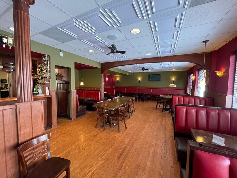 More Photos Of 6831 W North Ave, Oak Park Restaurant For Sale