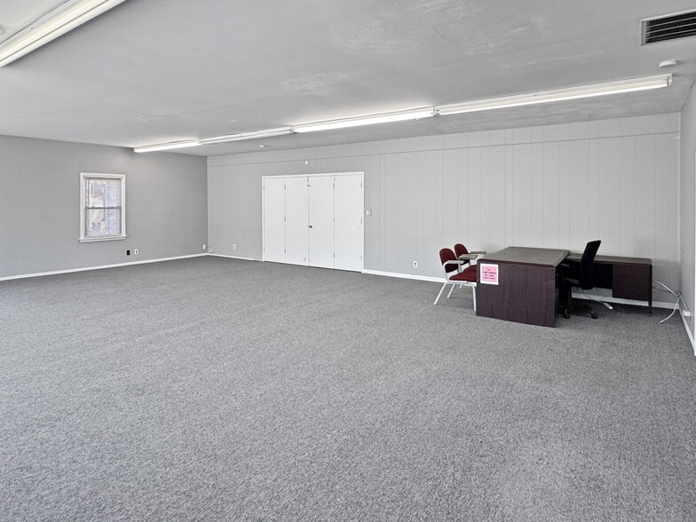 More Photos Of 129 E 5th St, Washington Showroom For Sale