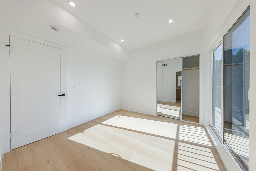 More Photos Of 2938 S Sycamore Ave, Los Angeles Apartments For Sale