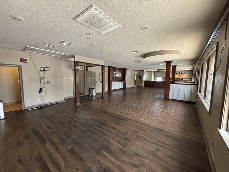 More Photos Of 1305 Baytree Rd, Valdosta Freestanding For Sale