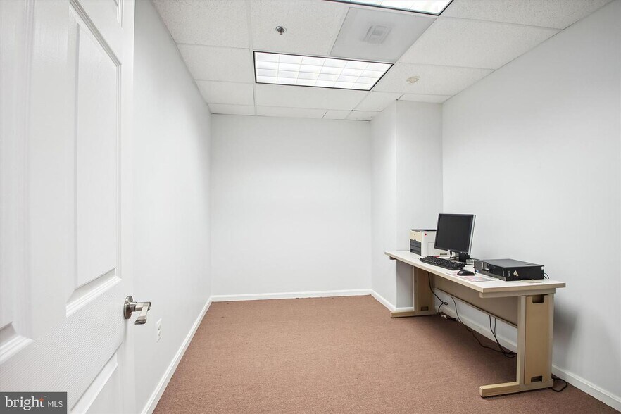 More Photos Of 8740 Cherry Ln, Laurel Light Manufacturing For Sale