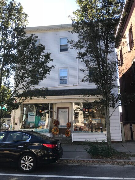 More Photos Of 7 Main St, North Kingstown Storefront Retail Office For Lease