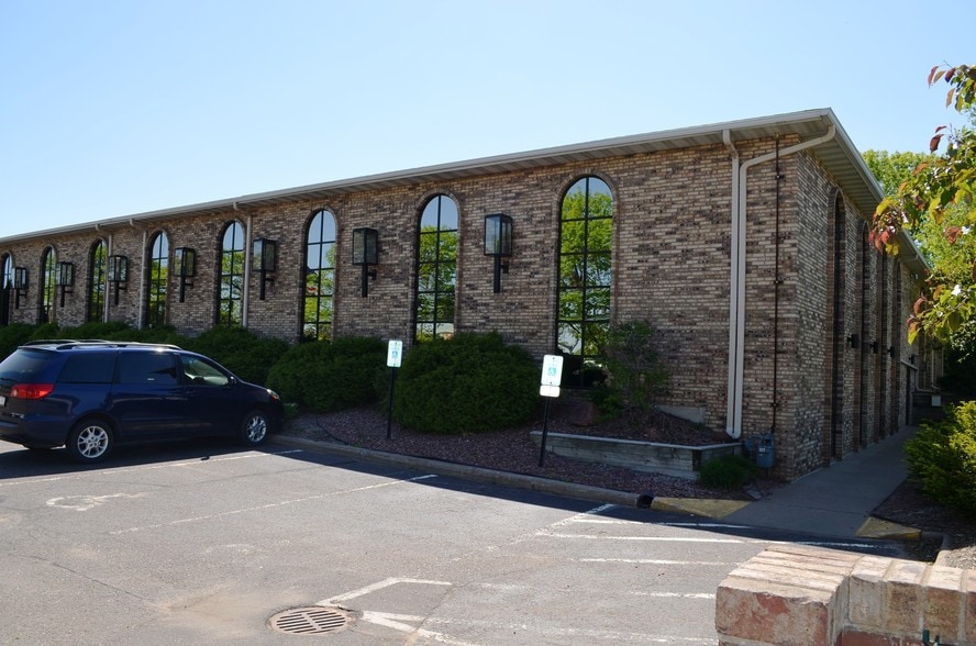 More Photos Of 2004 Highland Ave, Eau Claire Office For Lease