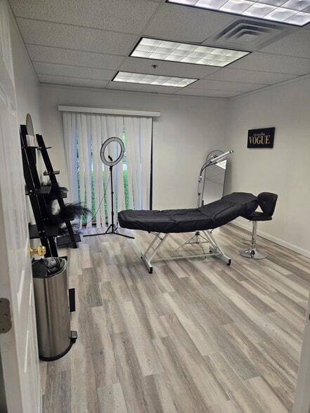 More Photos Of 450 Maple Ave E, Vienna Unknown For Lease