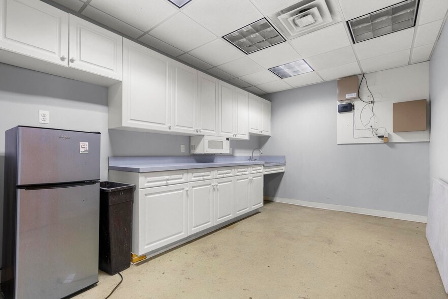 More Photos Of 207 Greenwich Ave, Stamford Showroom For Sale