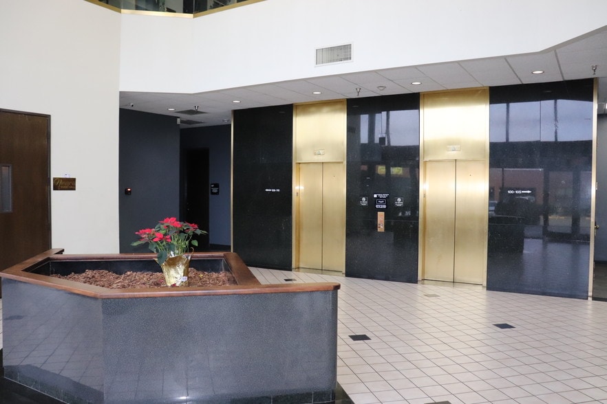 More Photos Of 9550 Skillman St, Dallas Office For Sale