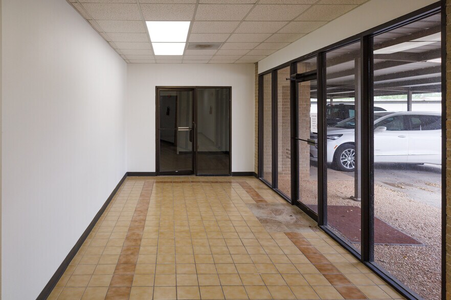 More Photos Of 301-305 S Pioneer Dr, Abilene Office For Lease