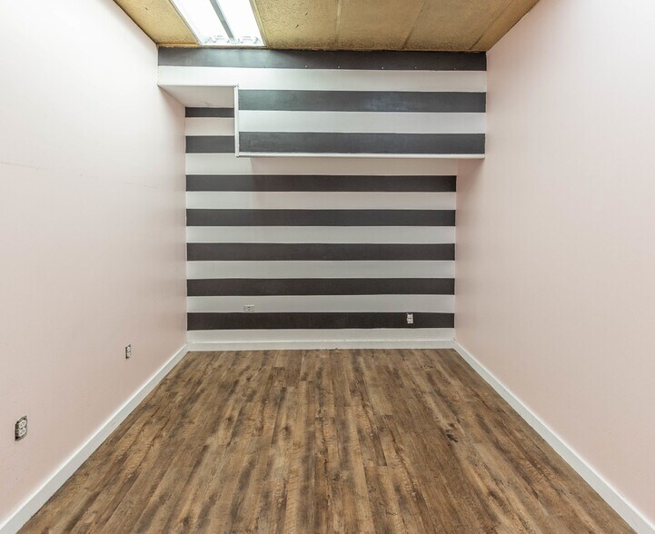 More Photos Of 4615-4617 50th St, Lubbock Freestanding For Sale