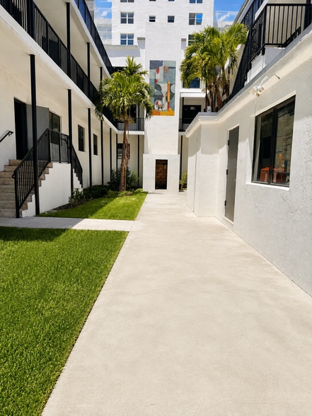 More Photos Of 2814 Collins Ave, Miami Beach Apartments For Lease
