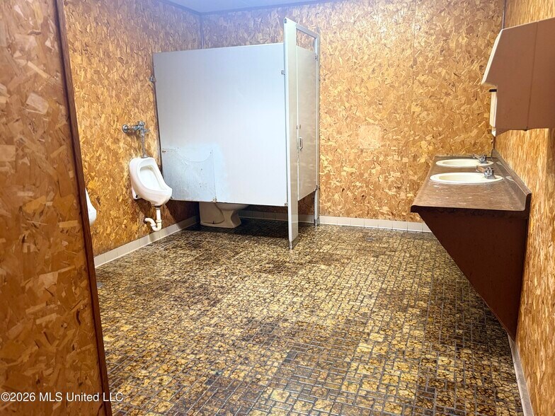 More Photos Of 1405 Kmart Plaza Dr, Yazoo City Movie Theatre For Sale