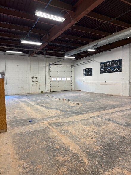 More Photos Of 635 New Park Ave, West Hartford Warehouse For Lease
