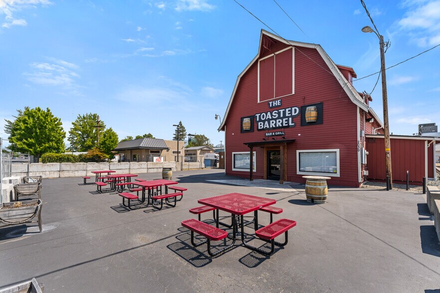Primary Photo Of 2039 Redwood Ave, Grants Pass Restaurant For Sale