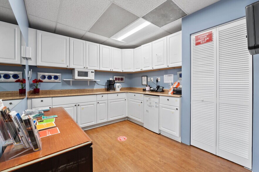 More Photos Of 101 Chestnut St, Gaithersburg Office For Sale
