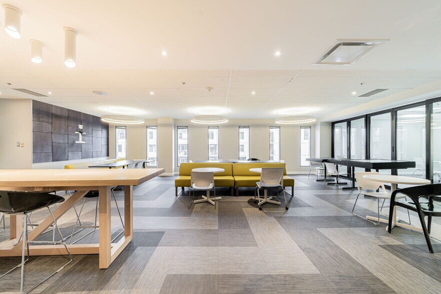 More Photos Of 1100 Boul Crémazie E, Montréal Office For Lease