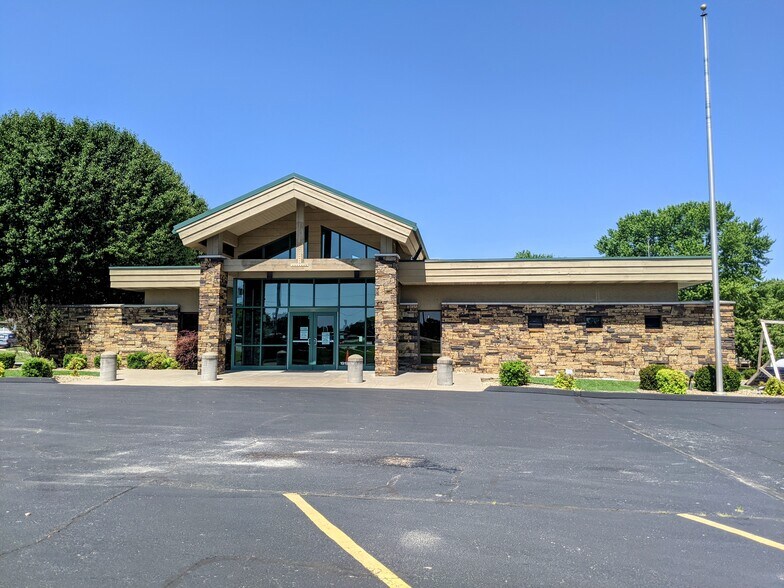 Primary Photo Of 1919 Fitz Ln, Nixa Drugstore For Lease